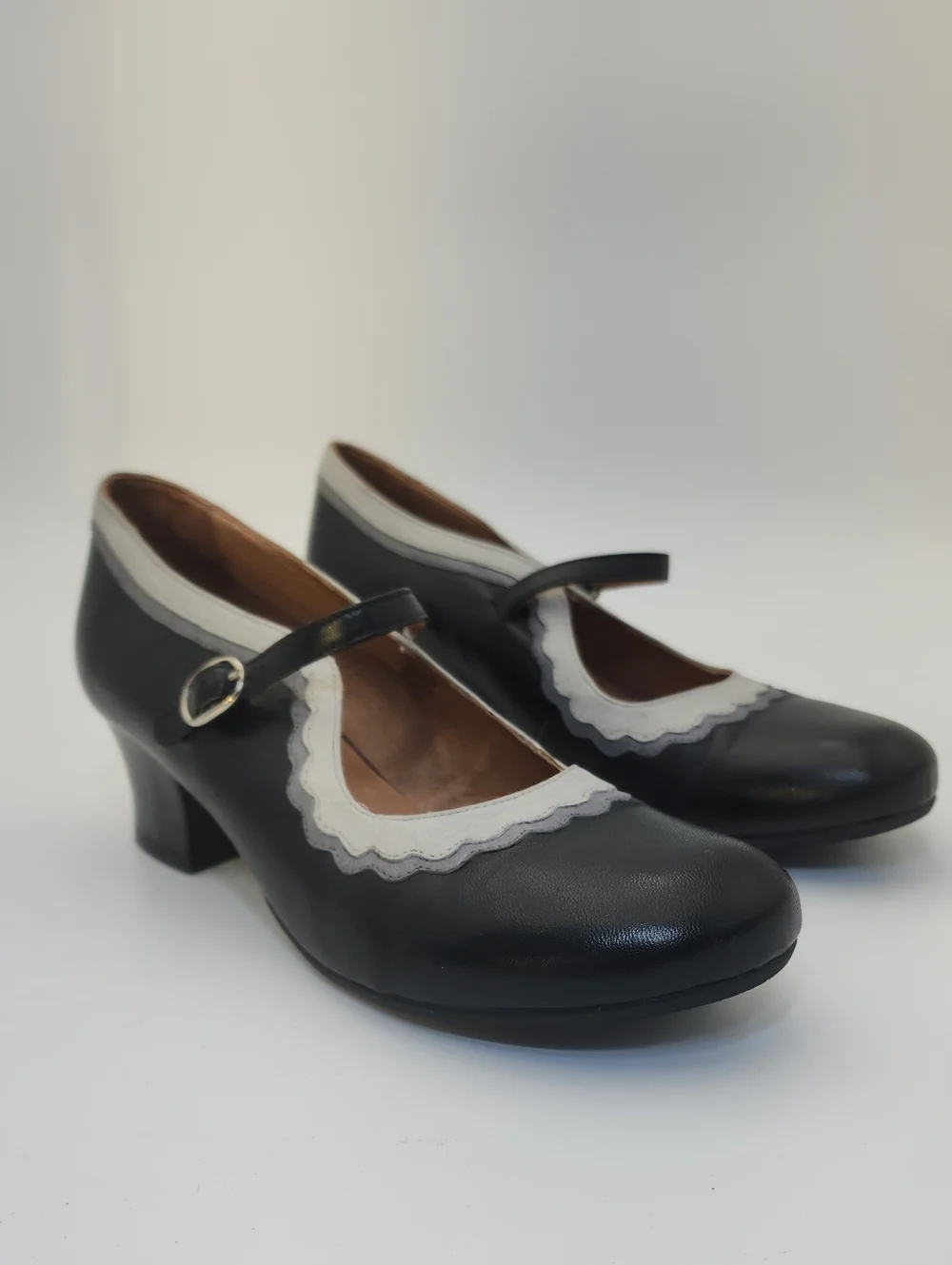 Miz Mooz Frankie Leather Mary Jane Two-Tone Black & Cream Scalloped Heel Sz 8.5